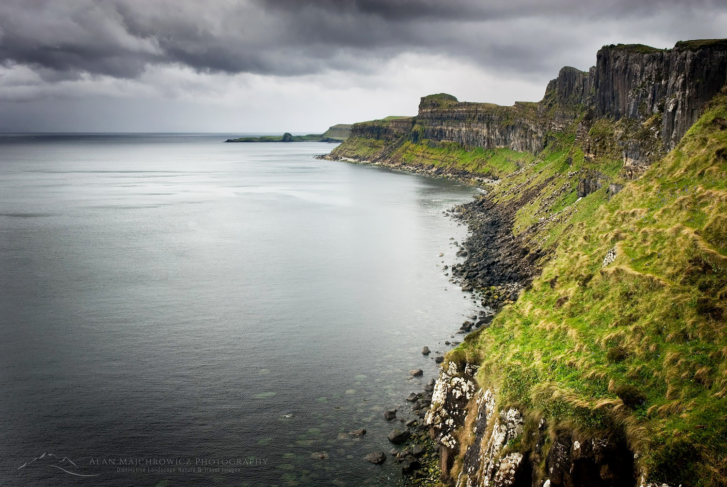 Dunite cliffs on the coast of Isle of Skye Scotland, Kilt Rock is in the distance #11807r