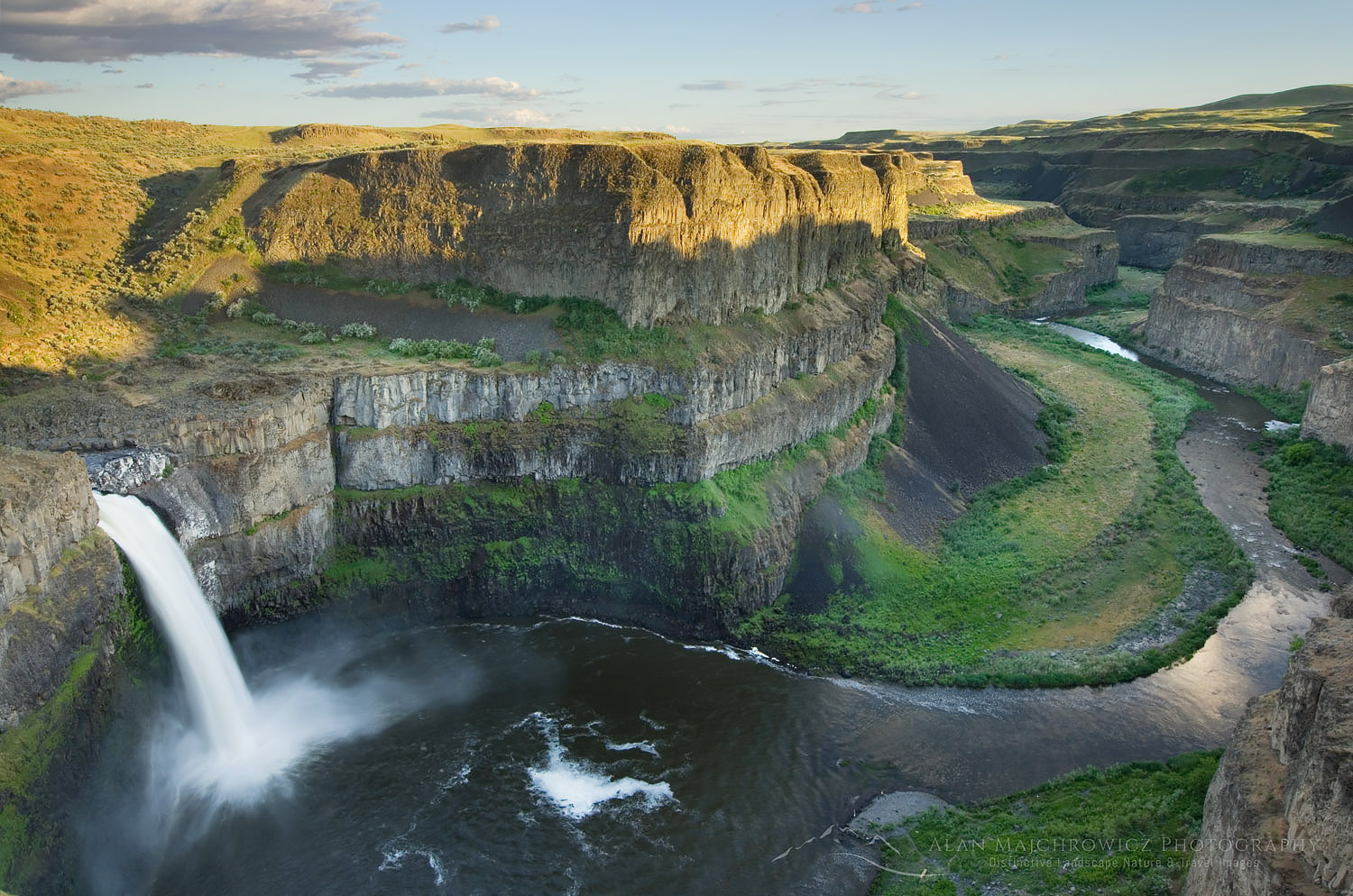 Palouse Falls plunging over layered basalt flows of the Columbia Plateau Washington #51464